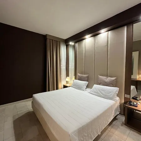 Lafayette Hotel 4*